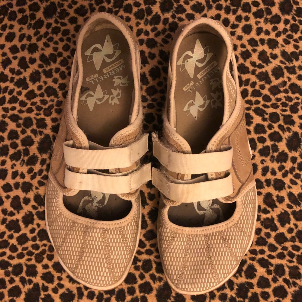 Women’s Tan Merrell velcro strap shoe size 6